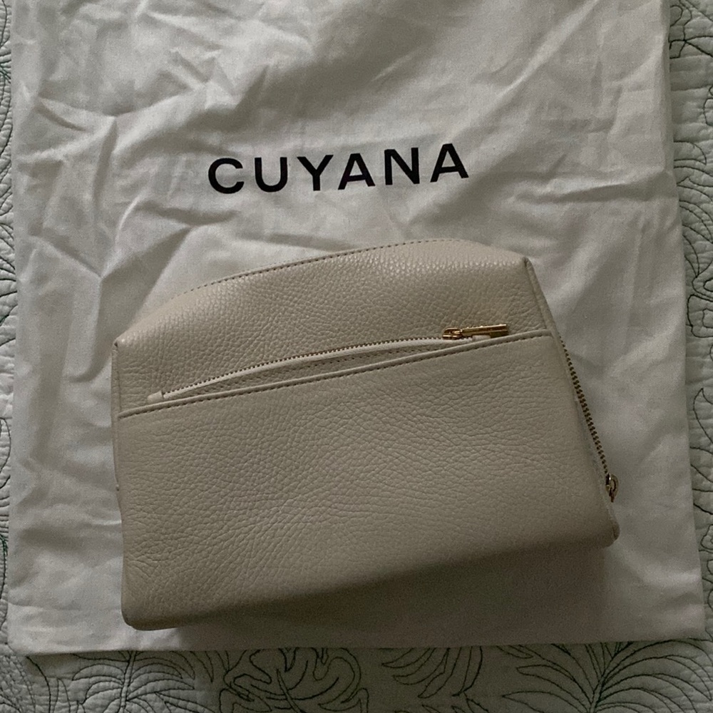 Cuyana • The Vanity Case in Ecru